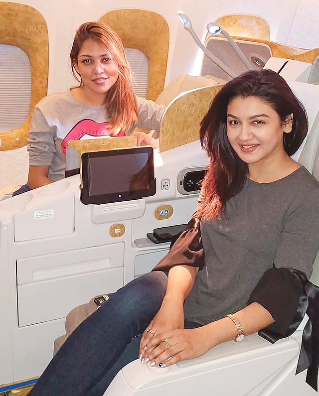 একই বিমানে সহযাত্রী জান্নাতুল পিয়া ও জয়া আহসান