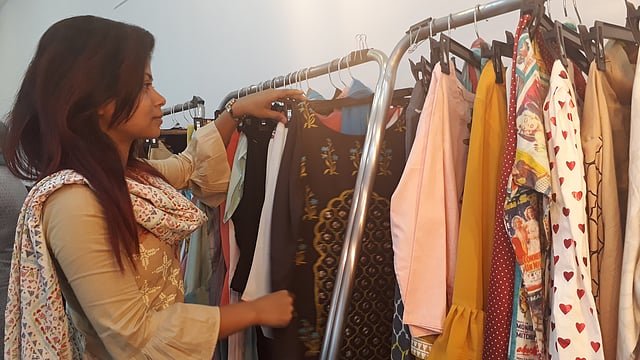 শরদিন্দুর পোশাক নিজেই নকশা করেন হাবিবা আক্তার। ছবি: সুহাদা আফরিন