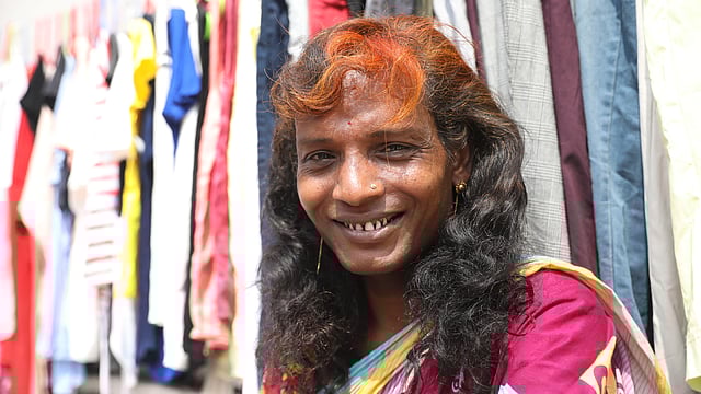 নিজের অস্থায়ী দোকানে হাজেরা। মতিঝিল, ঢাকা, ২৯ মে। ছবি: আবদুস সালাম