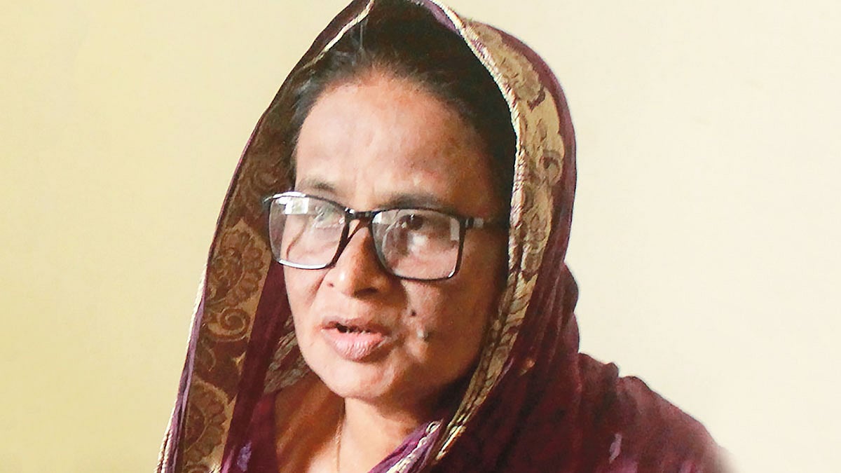 মোসাদ্দেকের মা হোসনে আরা বেগম । ছবি: আনোয়ার হোসেন