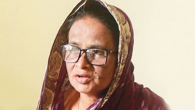 মোসাদ্দেকের মা হোসনে আরা বেগম । ছবি: আনোয়ার হোসেন