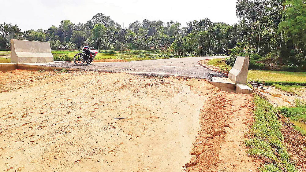 নবনির্মিত কালভার্টের এক পাশ দেবে যাওয়ার পর এটির ওপরের অংশ সমান করে পাকা করে দেওয়া হচ্ছে।  প্রথম আলো