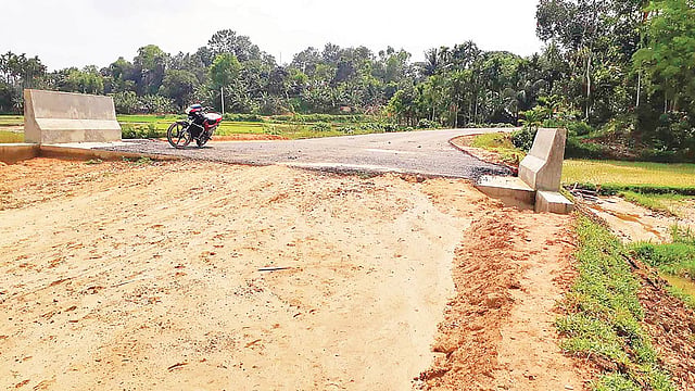 নবনির্মিত কালভার্টের এক পাশ দেবে যাওয়ার পর এটির ওপরের অংশ সমান করে পাকা করে দেওয়া হচ্ছে।  প্রথম আলো