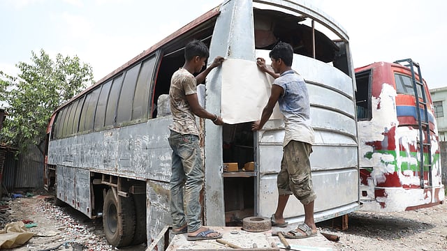 পুরোনো গাড়ির গায়ে লাগানো হচ্ছে রঙিন স্টিকার।