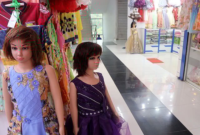 বিভিন্ন দোকানে পুতুল সাজিয়ে ক্রেতা আকর্ষণের চেষ্টা ।