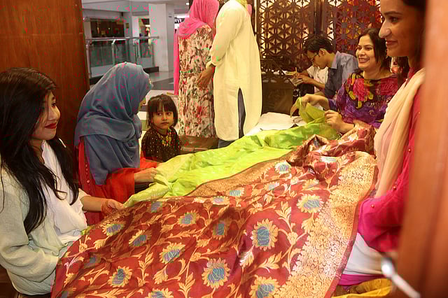 শাড়ি পছন্দ করছেন ক্রেতারা।