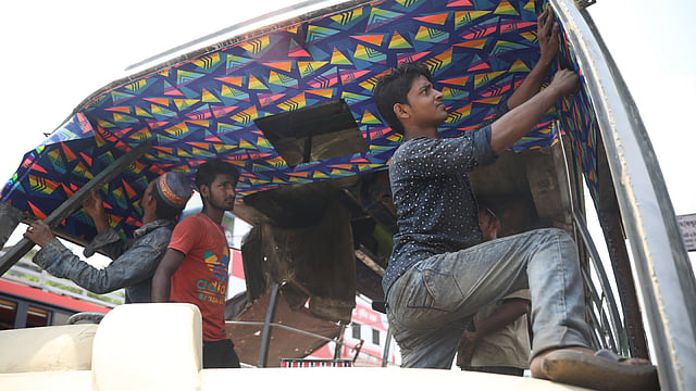 পরিবর্তন করা হচ্ছে গাড়ির ভেতরের সাজসজ্জা।