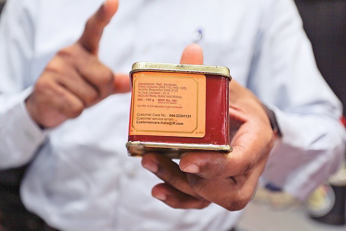 শিল্পকারখানার এসব রং ব্যবহার করা হয় বিভিন্ন অভিজাত রেস্তোরঁার খাবার তৈরিতে।