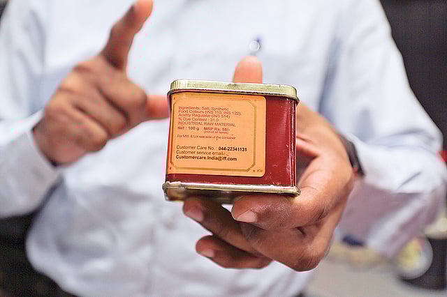 শিল্পকারখানার এসব রং ব্যবহার করা হয় বিভিন্ন অভিজাত রেস্তোরঁার খাবার তৈরিতে।