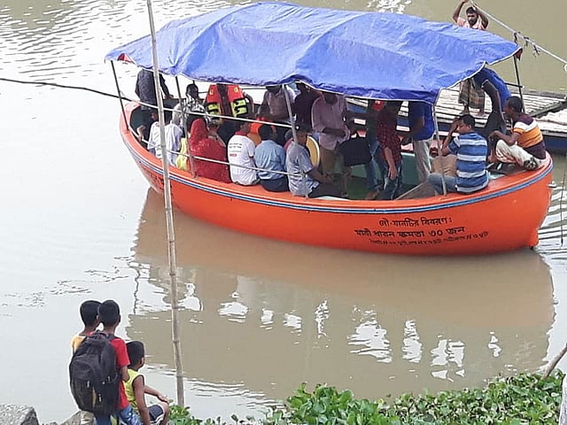 যানজট নিরসনে নওগাঁয় ছোট যমুনা নদীতে চালু হয়য়েছে নৌপথ। উদ্বোধনের পর প্রথম নৌযানটি ৩১ যাত্রী নিয়ে শহরের ডিগ্রির মোড় থেকে কালীতলার উদ্দেশে যাত্রা করে। নওগাঁ, ৩০ মে। ছবি: প্রথম আলো।