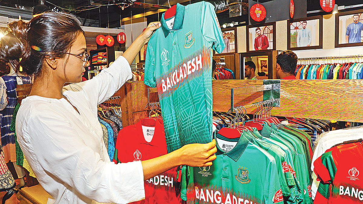 বিশ্বকাপে বাংলাদেশ দলের সঙ্গে একাত্মতা প্রকাশে চাই জার্সিটাও। ক্রীড়াপ্রেমী এই তরুণী বেছে নিচ্ছেন পছন্দের জার্সি। গতকাল বসুন্ধরা শপিং মলে। ছবি: তানভীর আহাম্মেদ