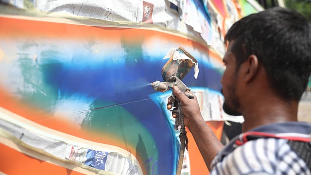 পুরোনো গাড়ির রং বদলে দেওয়া হচ্ছে।