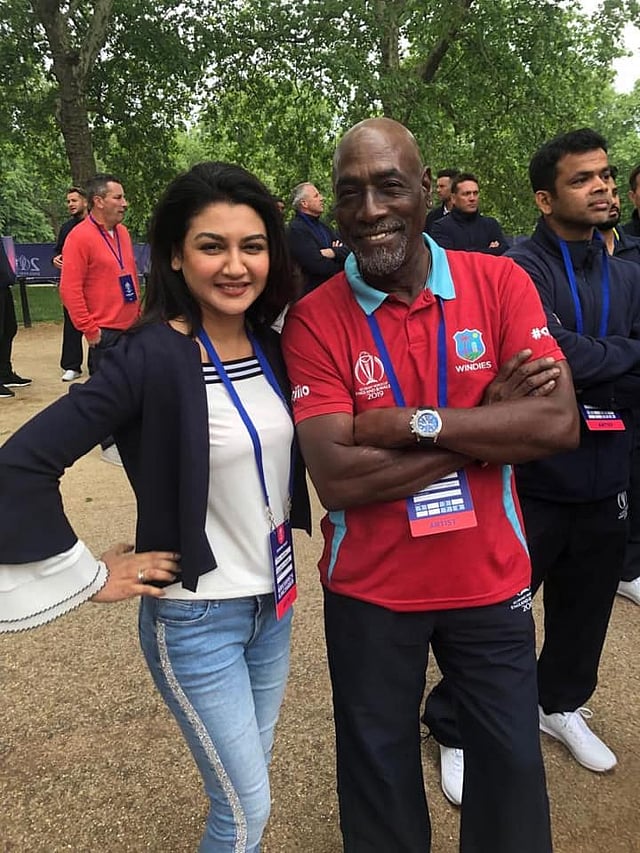 স্যার ভিভ রিচার্ডসের সঙ্গে বাংলাদেশের দুই প্রতিনিধি ক্রিকেটার আবদুর রাজ্জাক ও অভিনেত্রী জয়া আহসান। ছবি: সংগৃহীত