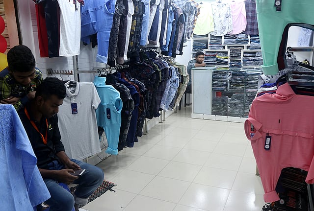 বেশির ভাগ দোকানই ফাঁকা।