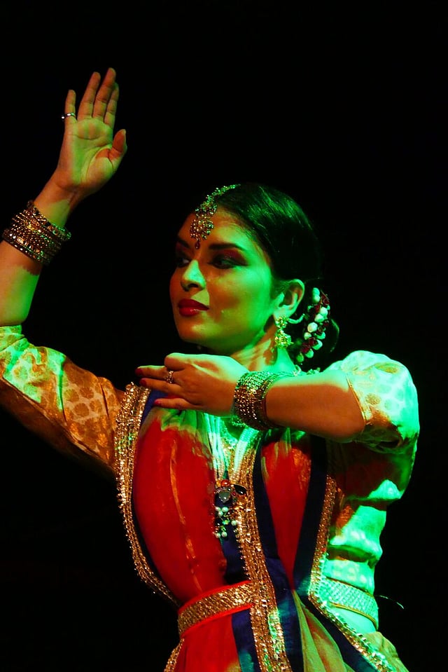 নৃত্য পরিবেশন করছেন ইন্দ্রানী দত্ত