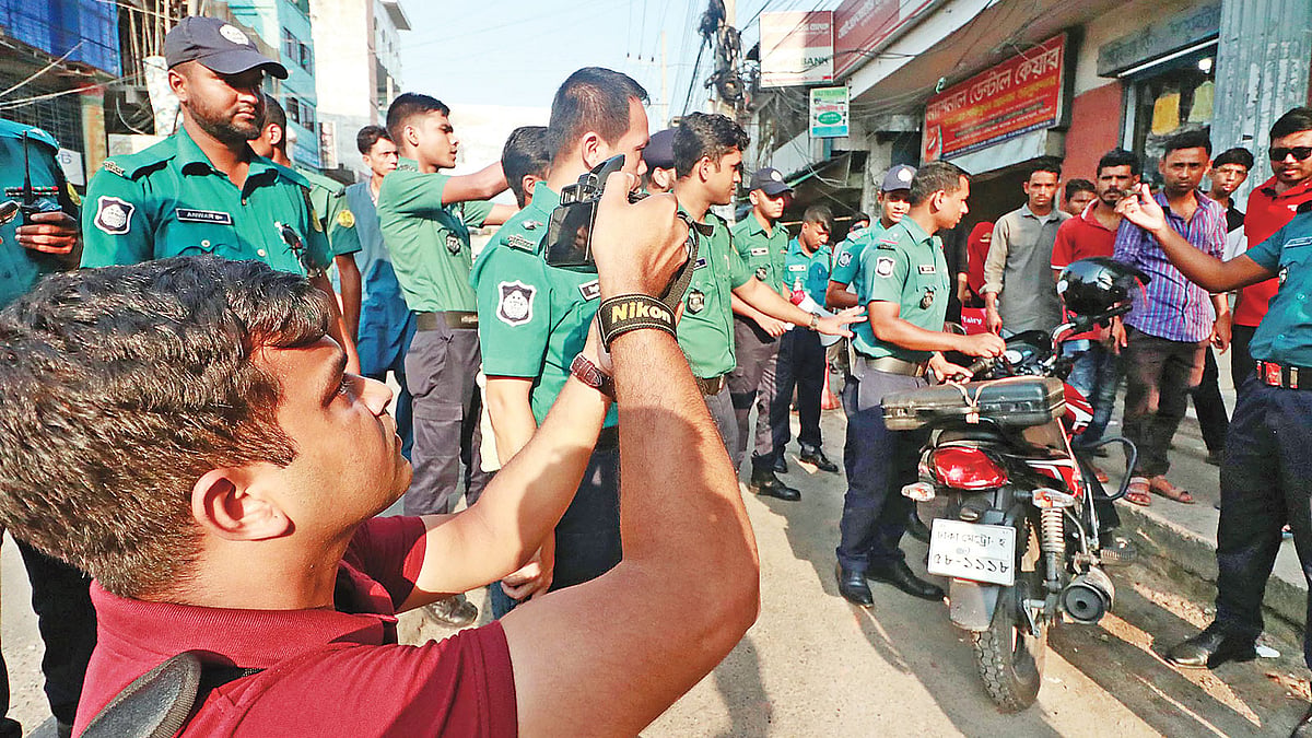 অবৈধ পার্কিং ঠেকাতে ‘ভিডিও মামলা’ দিচ্ছেন ট্রাফিক বিভাগের সদস্যরা। গতকাল বিকেলে নগরের আম্বরখানা এলাকায়। প্রথম আলো