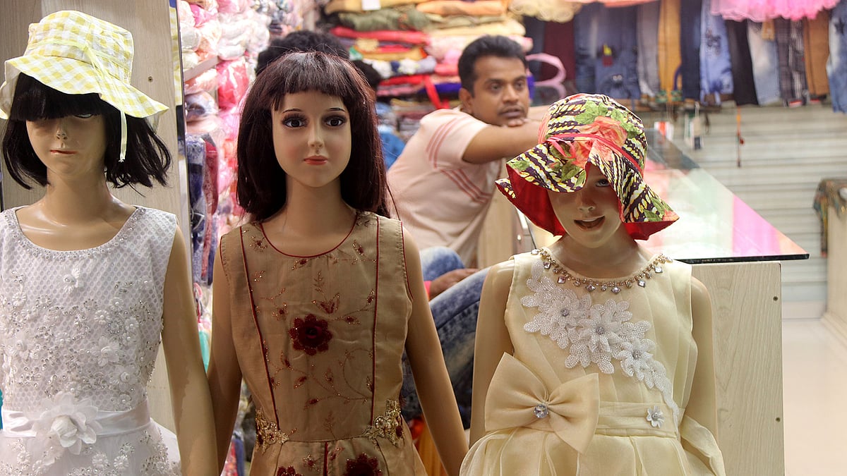 বগুড়ায় ঈদের কেনাকাটায় ক্রেতাদের সমাগম কম। তাই অলস সময় পার করছেন দোকানিরা। শহরের নওয়াববাড়ী সড়কের মার্কেট।