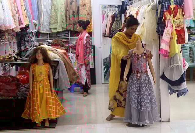 পোশাক পছন্দ করছেন এক নারী।