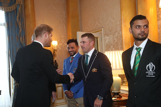 প্রিন্স হ্যারির সঙ্গে অস্ট্রেলিয়ার অধিনায়ক অ্যারন ফিঞ্চ ও আফগানিস্তানের অধিনায়ক গুলবাদিন নাইব। সঙ্গে আছেন বাংলাদেশের অধিনায়ক মাশরাফি বিন মুর্তজা। ছবি: এএফপি