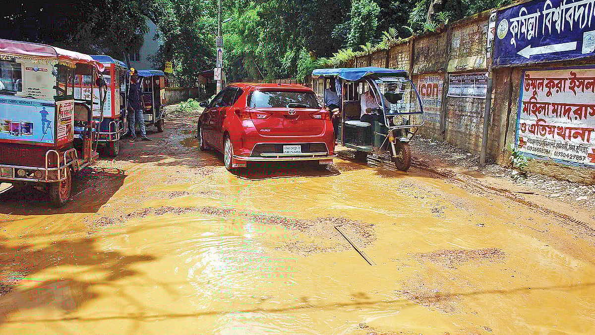 কোটবাড়ী-কুমিল্লা বিশ্ববিদ্যালয় সড়ক। গত মঙ্গলবার কোটবাড়ী পলিটেকনিক্যাল এলাকায়।  প্রথম আলো