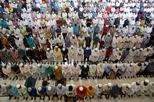 প্রতিবছরের মতো এবারও জুমাতুল বিদা উপলক্ষে জাতীয় মসজিদ বায়তুল মোকাররমে ব্যবস্থা করা হয় নামাজের অতিরিক্ত স্থানের। ছবি: প্রথম আলো