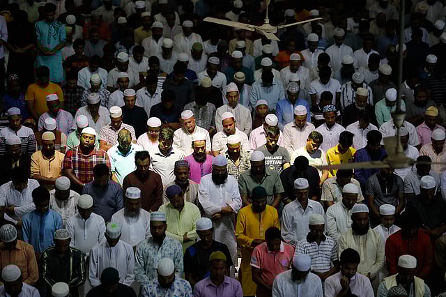 জুমার নামাজ শেষে মহান আল্লাহর দরবারে ক্ষমা ও রহমত কামনা করেন মুসল্লিরা। ছবি: প্রথম আলো