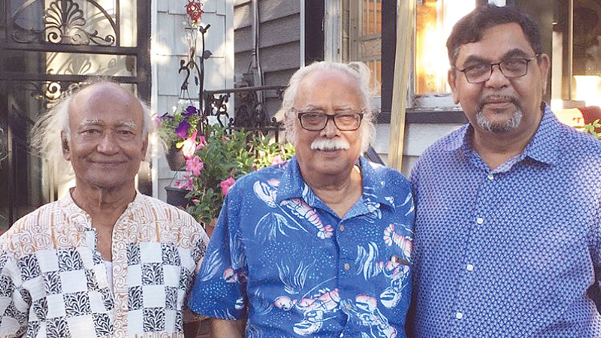 মুক্তিযোদ্ধা সালেহ চৌধুরী ও লেখক বেলাল বেগের সঙ্গে লেখক
