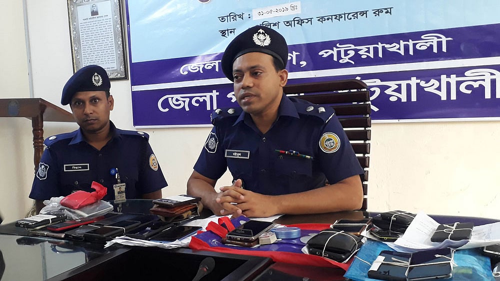 পটুয়াখালীতে প্রশ্নপত্র ফাঁস চক্রের ৩৩ সদস্য আটক। প্রেস ব্রিফিং করছেন পটুয়াখালীর পুলিশ সুপার মোহাম্মদ মইনুল হাসান। ছবি: প্রথম আলো