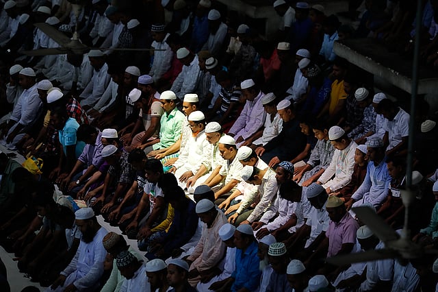 দিনটি ইবাদত-বন্দেগি ও জিকির-আসকারের মাধ্যমে মুসলমানরা পালন করেছেন। ছবি: প্রথম আলো