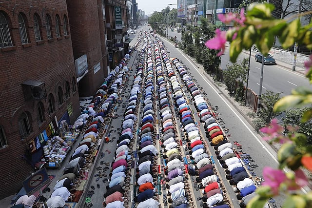 জুমাতুল বিদা উপলক্ষে অন্যান্য মসজিদেও চিত্র ছিল একই রকম। রাজধানীর সোবহানবাগ মসজিদের সামনের সড়কে নামাজ আদায় করেন মুসুল্লিরা। ছবি: প্রথম আলো