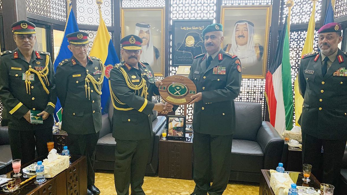 সেনাবাহিনী প্রধান জেনারেল আজিজ আহমেদ, বিএসপি, বিজিবিএম, পিবিজিএম, বিজিবিএমএস, পিএসসি, জি গত ১১ মার্চ থেকে ১৪ মার্চ পর্যন্ত চার দিনের কুয়েত সফরকালে কুয়েত সশস্ত্র বাহিনীর চিফ অফ জেনারেল স্টাফের সঙ্গে সাক্ষাৎ করেন। ছবি : আইএসপিআর