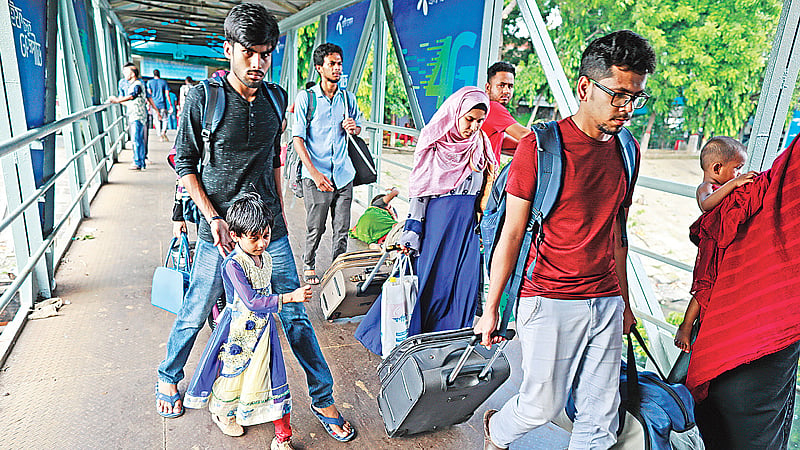নদীপথে বাড়ি ফিরতে শুরু করেছে নগরবাসী।