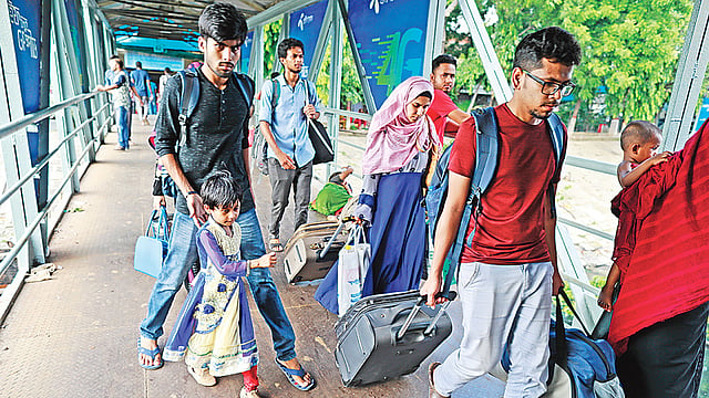 নদীপথে বাড়ি ফিরতে শুরু করেছে নগরবাসী।