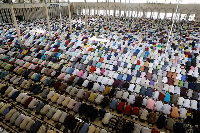 জাতীয় মসজিদ বায়তুল মোকাররম কানায় কানায় পূর্ণ হয়ে রাস্তা পর্যন্ত মুসল্লিদের সমাগম হয়। ছবি: প্রথম আলো