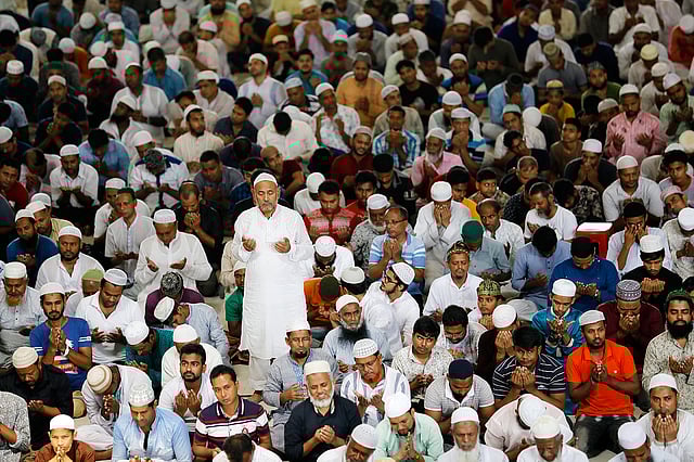 জুমার নামাজ শেষে বিশেষ মোনাজাতে দেশ, জাতির সুখ, শান্তি, সমৃদ্ধি ও কল্যাণ কামনা করা হয়। ছবি: প্রথম আলো