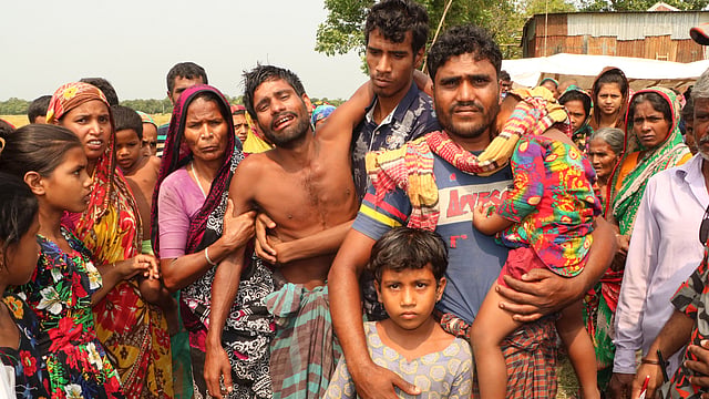 সন্তানদের বাঁচাতে গিয়ে মারা যাওয়া দুই গৃহবধূর স্বজনদের আহাজারি। ছবি: প্রথম আলো
