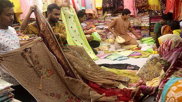 বগুড়ার বিপণিবিতানে চলছে ঈদের পোশাক বিক্রি। ছবি: সোয়েল রানা