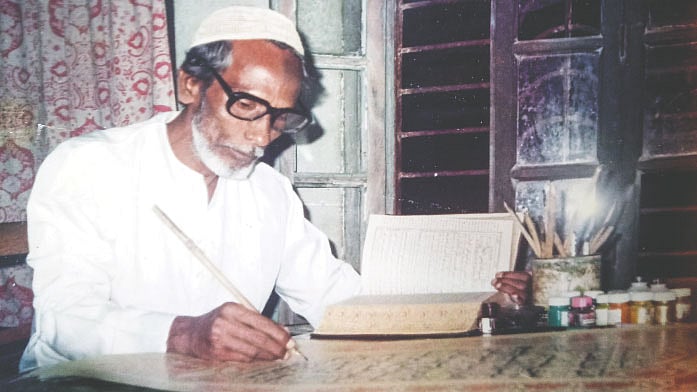 বাঁশের কলমে কোরআন শরিফ লিখছেন হামিদুজ্জামান। ছবি: হামিদুজ্জামানের পারিবারিক অ্যালবাম
