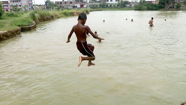 একা একা পানিতে ঝাঁপ দেওয়া