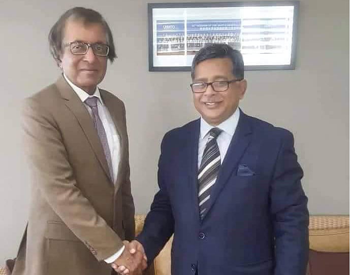 বৈঠকের পর মরিশাসের পর্যটন মন্ত্রী অনিল কুমার গায়ান ও বাংলাদেশের বেসামরিক বিমান পরিবহন ও পর্যটন প্রতিমন্ত্রী মো. মাহবুব আলী। ছবি: সংগৃহীত