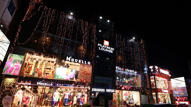 আলোঝলমলে মার্কেট