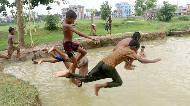 দল বেঁধে শিশুদের পানিতে ঝাঁপ