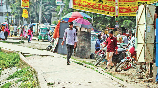 ছয় কোটি টাকা ব্যায়ে নির্মিত নরসুন্দা নদীতীরের ওয়াকওয়ে ধসে পড়েছে। গতকাল কিশোরগঞ্জ শহরের হাসপাতাল বটতলা মোড় এলাকায়।  ছবি: প্রথম আলো