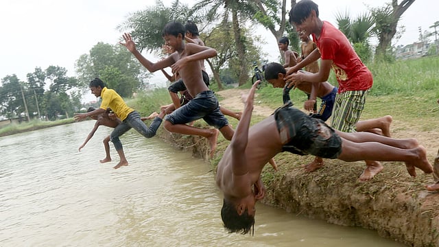 কে কার আগে পানিতে নামতে পারে