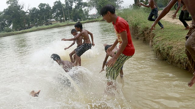 শীতল পরশ পেতে একদল শিশু-কিশোরের দুরন্তপনা