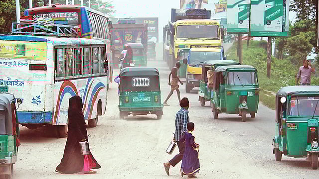 সংস্কার না করায় দিন-রাত ধুলাচ্ছন্ন সড়কে ভোগান্তি নিয়ে চলছে যানবাহন ও মানুষজন। গতকাল দুপুরে রশীদ চত্বরে।  প্রথম আলো
