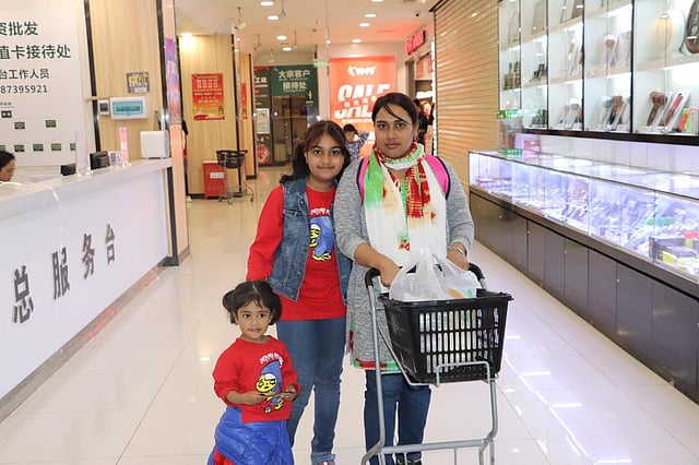 পরিবার নিয়ে ঈদ শপিংয়ে আবদুল্লাহ আল হাফিজ