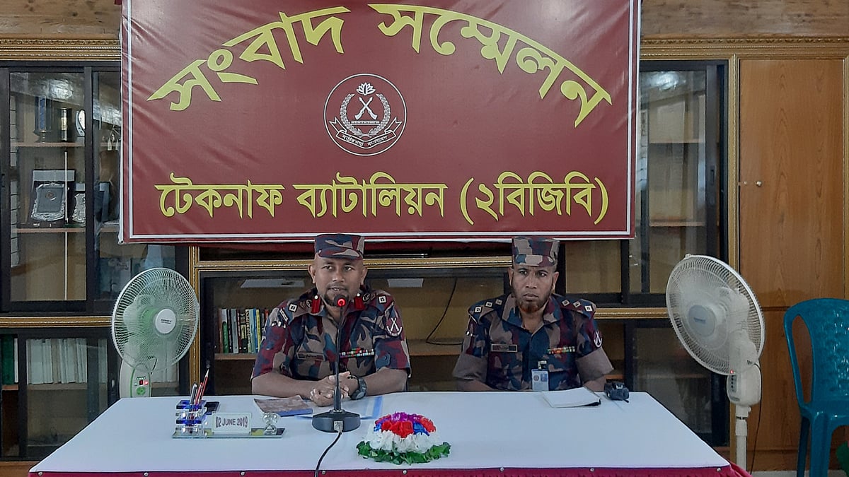 টেকনাফে সাড়ে ৯ লাখ ইয়াবা বড়ির চালান উদ্ধারের পর সংবাদ সম্মেলনে বক্তব্য রাখেন টেকনাফ ২ বিজিবির অধিনায়ক মো. ফয়সল হাসান খান। ছবি: প্রথম আলো।