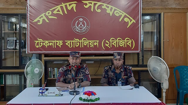 টেকনাফে সাড়ে ৯ লাখ ইয়াবা বড়ির চালান উদ্ধারের পর সংবাদ সম্মেলনে বক্তব্য রাখেন টেকনাফ ২ বিজিবির অধিনায়ক মো. ফয়সল হাসান খান। ছবি: প্রথম আলো।
