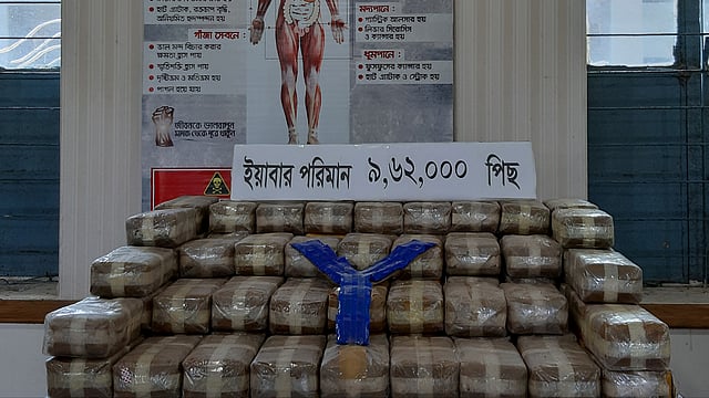 একদিনে টেকনাফে সাড়ে ৯ লাখ ইয়াবা বড়ি উদ্ধার করেছে বিজিবি। ছবি: প্রথম আলো।